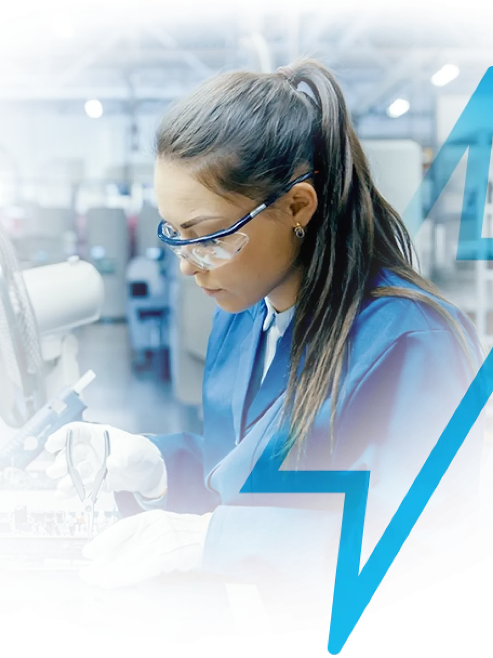Personne en blouse de travail utilisant un équipement technique dans un environnement industriel, avec un motif graphique en forme d’éclair au premier plan. 