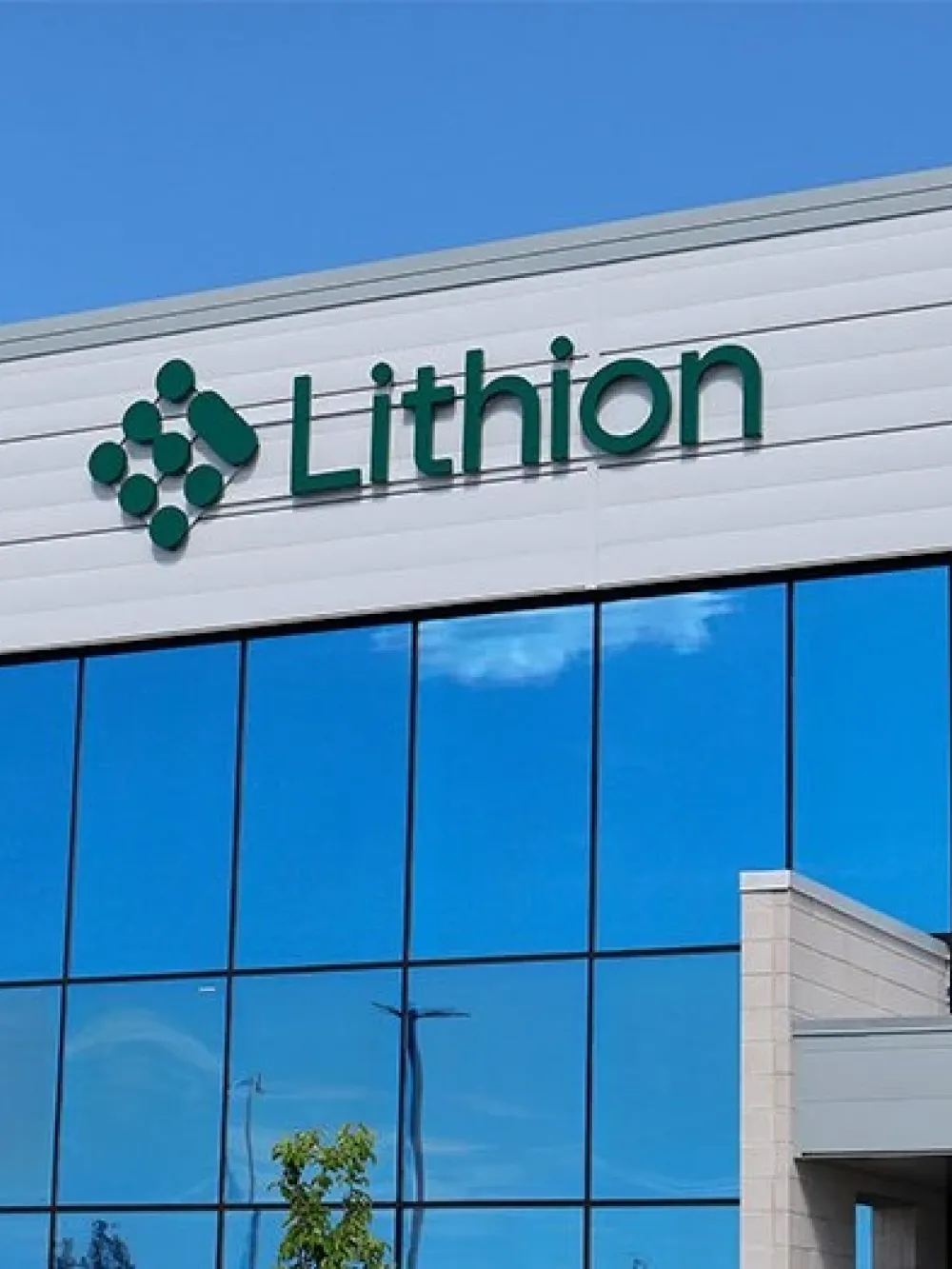 Façade vitrée d’un bâtiment industriel avec le logo de Lithion. 