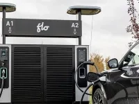 Borne de recharge rapide FLO avec deux stations A1 et A2, utilisée pour recharger une voiture électrique stationnée. 
