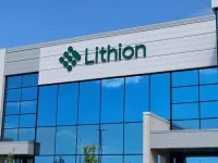 Façade vitrée d’un bâtiment industriel avec le logo de Lithion. 